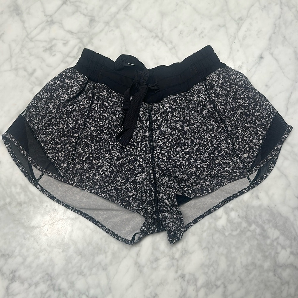 Lululemon Low-Rise Lined Short 2.5 Inch